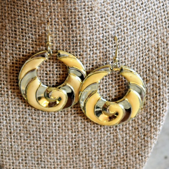 2 Pairs Fun Earrings Pale Yellow Orange GP Metal Acrylic - Picture 2 of 4